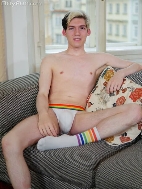 Młody chłopak Jake Hunter pozuje nago i pokazuje ciasny tyłek