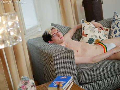 Młody chłopak Jake Hunter pozuje nago i pokazuje ciasny tyłek