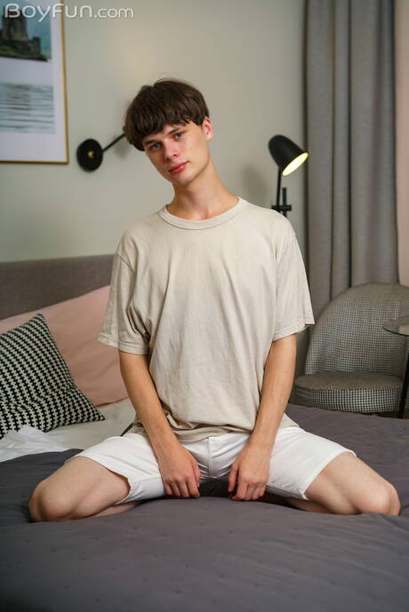 Der schöne Junge Jared Cloud zeigt einen schönen Körper