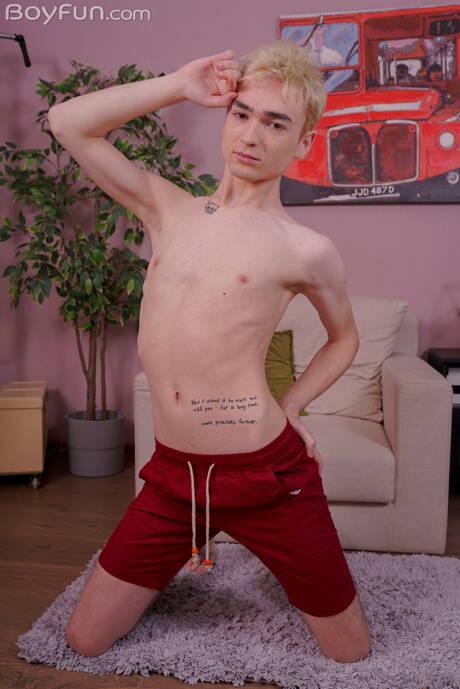 O jovem Nick Toy se masturbando