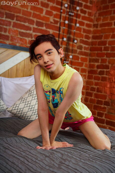 帥哥 Al Keit 脫光衣服，露出漂亮的屁股