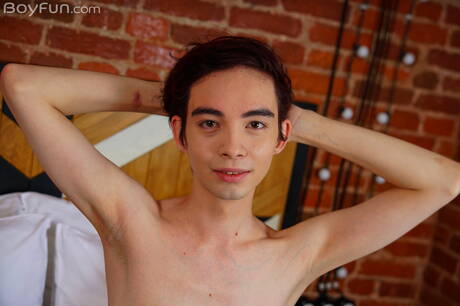 帥哥 Al Keit 脫光衣服，露出漂亮的屁股