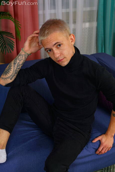 年輕 Max Gen 裸體擺造型，露出性感的臀部