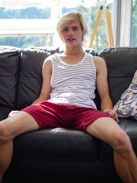 年輕帥哥 Kyle Polaski 脫衣服，露出性感的屁股