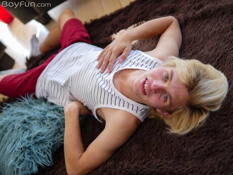 年輕帥哥 Kyle Polaski 脫衣服，露出性感的屁股