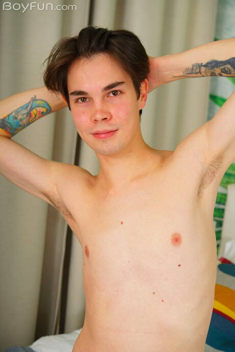 年輕小夥艾倫史塔克裸體擺造型，露出臀部