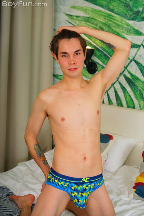 年輕小夥艾倫史塔克裸體擺造型，露出臀部