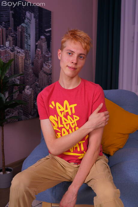 Mooie jongen Angel Abell trekt zijn pik af