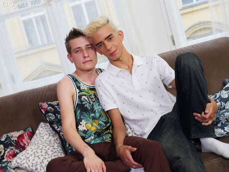 Ładny chłopak Evan Novak i młody chłopak Rick Vilela ruchają się po obciąganie