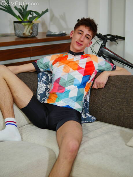 Der schöne Junge Denis Nowak posiert nackt und zeigt einen schönen Hintern