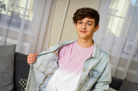 Twink Tony Keit 展示了美麗的身體