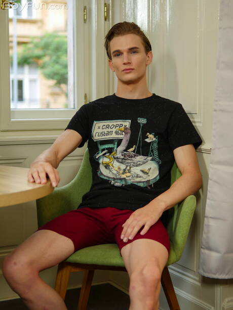 Der junge Olek Oneight posiert nackt und zeigt einen schönen Hintern