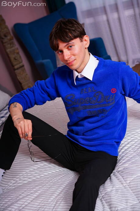 Twink Jackie Sweet 裸體擺造型，展現性感翹臀