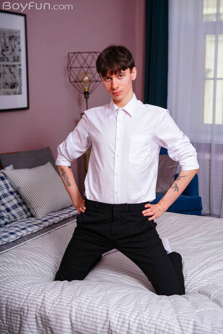 Twink Jackie Sweet 裸體擺造型，展現性感翹臀