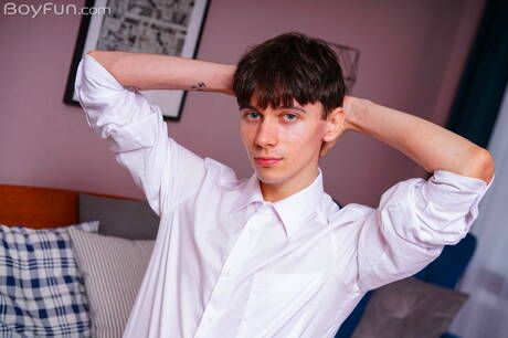 Twink Jackie Sweet 裸體擺造型，展現性感翹臀