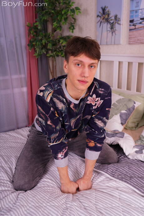 Der junge Dylan Vance zieht sich aus und zeigt seinen schönen Hintern