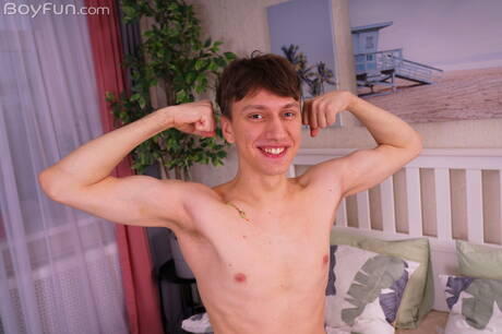 Der junge Dylan Vance zieht sich aus und zeigt seinen schönen Hintern