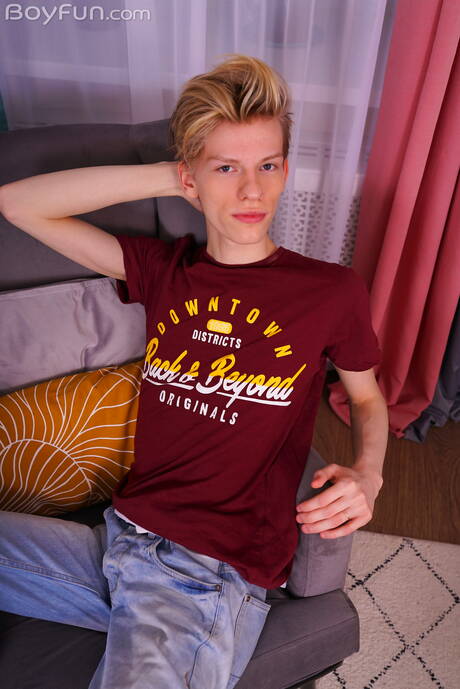 小男孩 Alex Powelly 玩弄雞巴