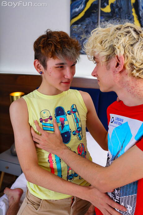 Boyfun: 年輕的 Adam Keller 和年輕小伙子 Elio Pjatteryd 一起吸吮陰莖