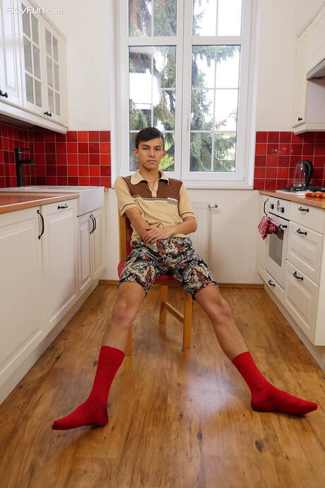 El jovencito Maxxie Rivers posando desnudo en la cocina