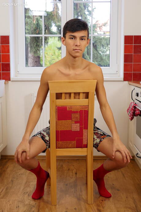 Hot twink Maxxie Rivers posing naked in kitchen