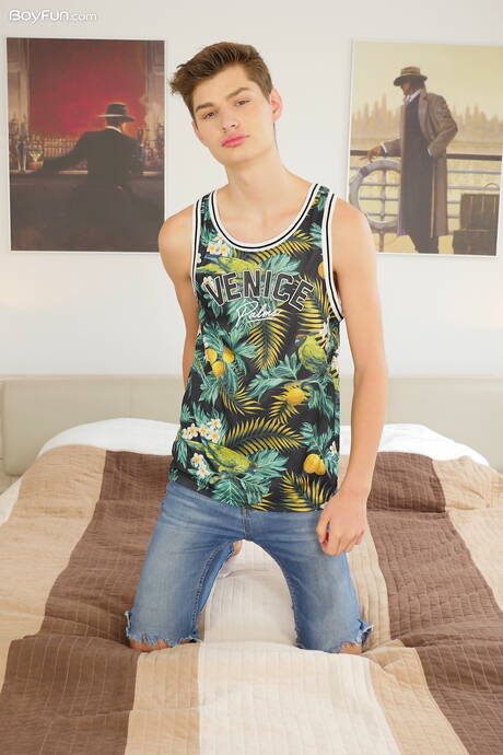 Pretty boy Curtis Cameron shows a beautiful body