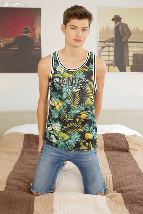 El guapo Curtis Cameron muestra un cuerpo precioso