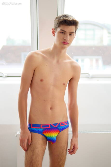 O lindo garoto Curtis Cameron exibe um corpo lindo