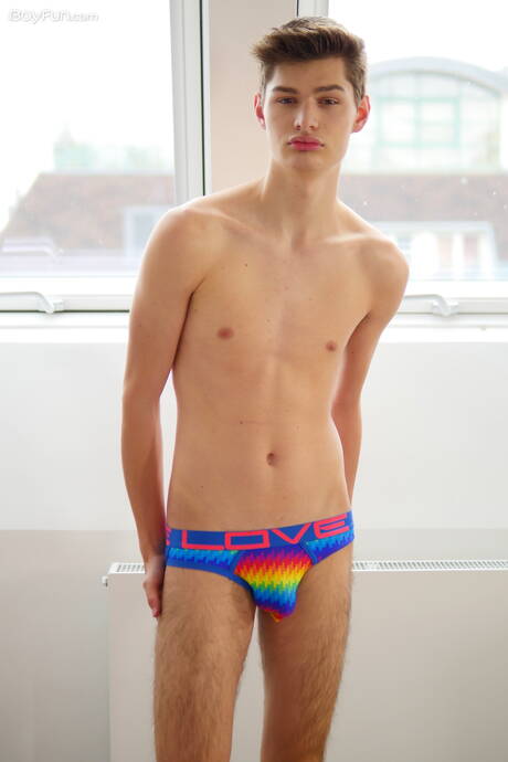 Pretty boy Curtis Cameron shows a beautiful body