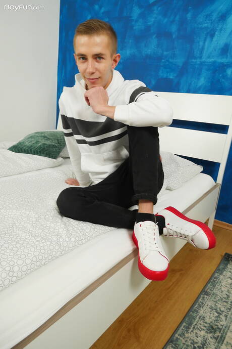 Knappe jongen Dominik Black masturbeert