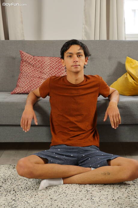 Jonge jongen Carlos Costa poseert naakt en laat zijn hete kont zien