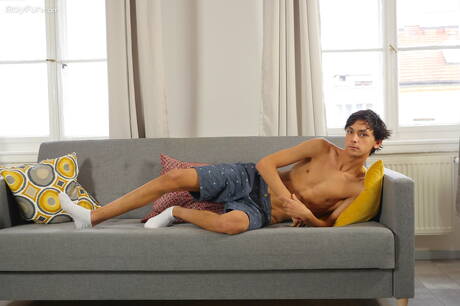 Jonge jongen Carlos Costa poseert naakt en laat zijn hete kont zien