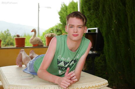 Hot twink Noah Pierce get naked and showing nice ass