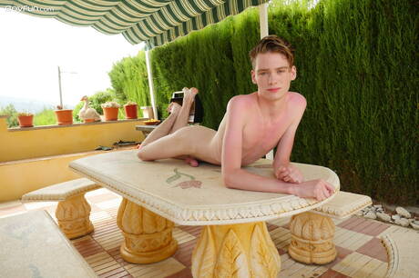 O gostoso twink Noah Pierce fica nu e mostra uma bela bunda