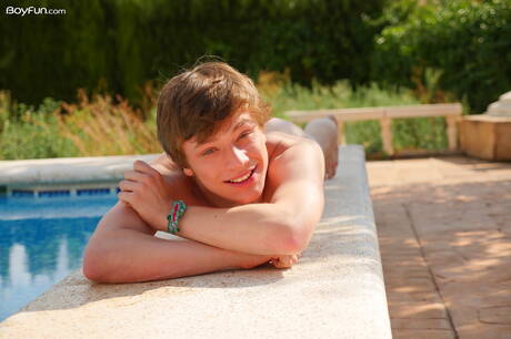 Der schöne Junge Alex Faux zieht sich aus und zeigt seinen Hintern im Freien