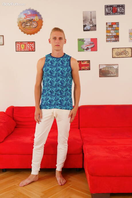 Muscular Oliver Morgenson get naked and showing hot butt