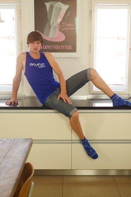 チェコの少年アントニー・カーターが完璧なボディを披露