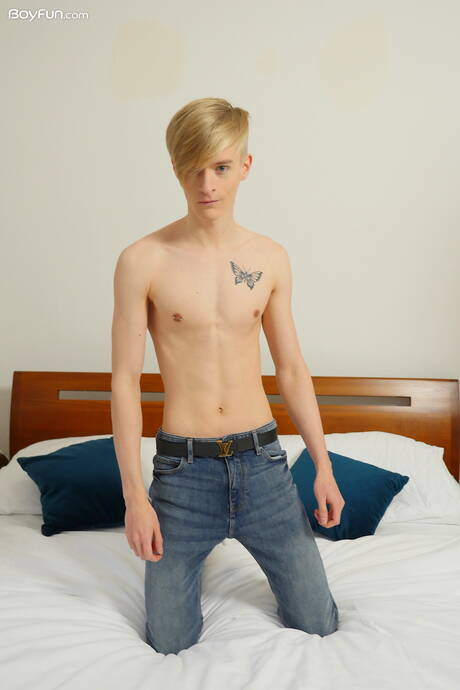 Pretty boy Marcel Boyle shows a beautiful body