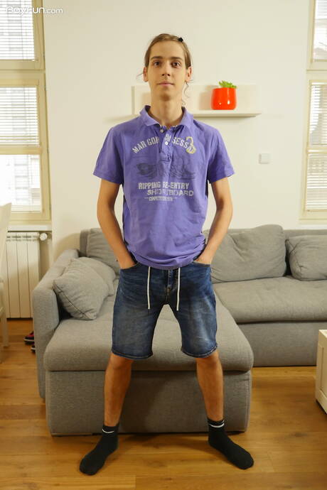 美少年ジェイク・オルセンが裸でポーズをとり、セクシーなお尻を見せる