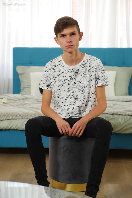 Knappe jongen Sam Frost laat een perfect lichaam zien