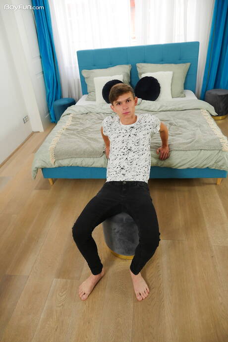 Knappe jongen Sam Frost laat een perfect lichaam zien