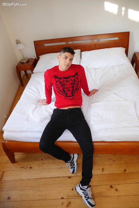 Der Latino Bastian Karim zeigt einen wunderschönen Körper