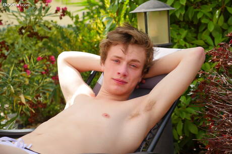 Boyfun: Twink Alex Faux posando nu ao ar livre