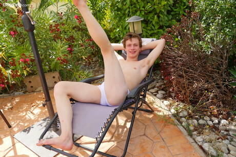 Twink Alex Faux posiert nackt draußen