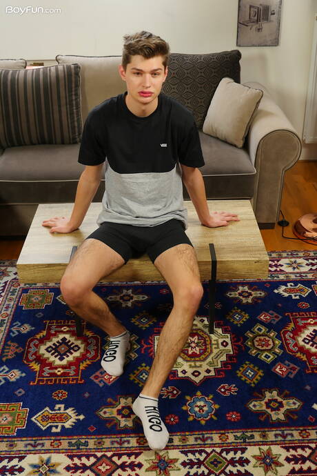 Der heiße Twink Curtis Cameron wichst seinen Schwanz