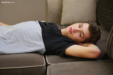 El jovencito cachondo Curtis Cameron se masturba la polla