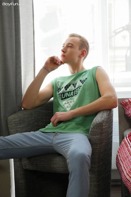 Boyfun: ホットなトゥインクCasper Ivarssonが裸でポーズをとる