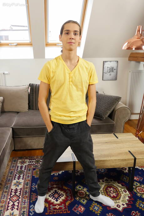 Der junge Jake Olsen zeigt einen perfekten Körper