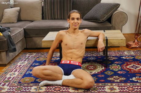 Der junge Jake Olsen zeigt einen perfekten Körper