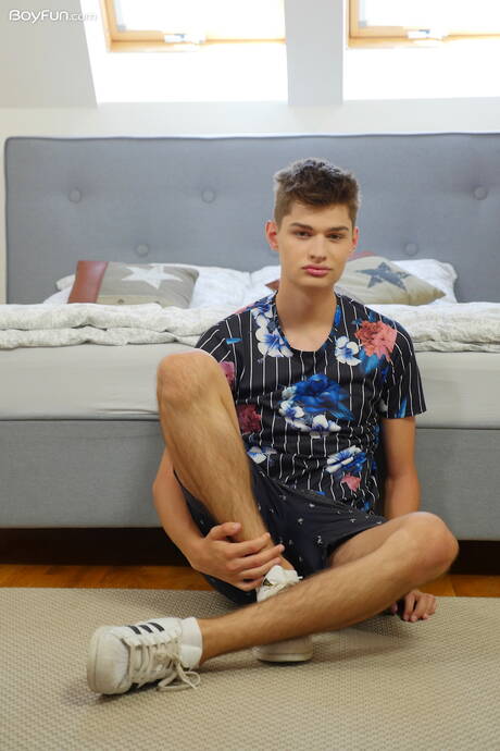 Hot twink Curtis Cameron posing naked and showing his butt